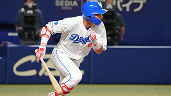 7回裏2死二、三塁、中前に2点タイムリーを放つ大島選手