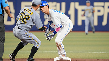 トップタイ27個目の盗塁を決めた上林選手