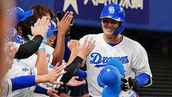 6回裏無死、今季1号ホームランを放ち笑顔の石川昂選手