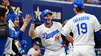 バースデーアーチを放ち笑顔でナインとタッチを交わすボスラー選手