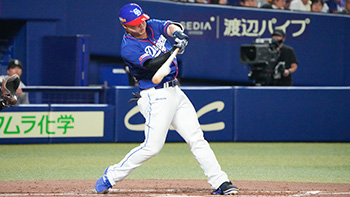 右越えに17号ソロホームランを放つ細川選手