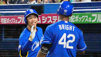 2回、ライトへ先制2ランホームランを放ち笑顔の岡林選手