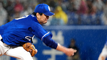 雨の中、力投する涌井投手