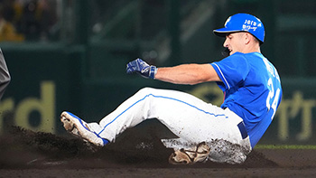 7回、ライトへ2ベースヒットを放ったボスラー選手