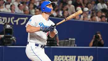 3回裏2死一、三塁、右翼線へタイムリー二塁打を放つボスラー選手