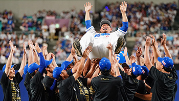 引退セレモニーでナインから胴上げされる中田選手