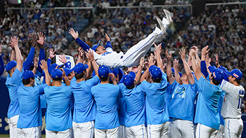 引退セレモニーで胴上げされる祖父江投手