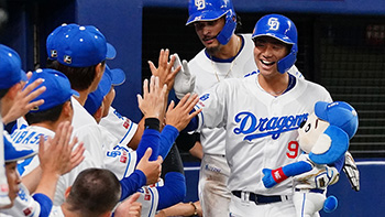 逆転2ランホームランを放ち笑顔でタッチを交わす石伊選手