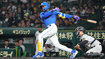 5回表1死二塁、左翼線へタイムリー二塁打を放つカリステ選手