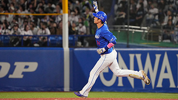 4回表1死一塁、先制の17号2ランを放った上林選手