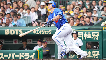 5回表1死二、三塁、左前タイムリーを放つ細川選手