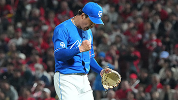 6回裏のピンチを切り抜けガッツポーズの柳投手