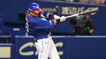 6回裏1死、今季初本塁打を放つ中田選手