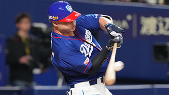 1回裏1死一、三塁、先制タイムリーを放つ細川選手