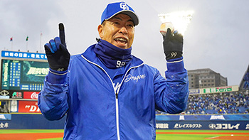 監督就任1勝目を挙げウイニングボールを手に笑顔を見せる井上監督