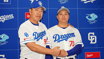 支配下登録となり井上監督とポーズをとる近藤廉投手