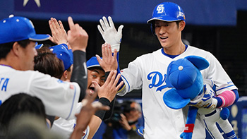 先制の2号ソロホームランを放った上林選手