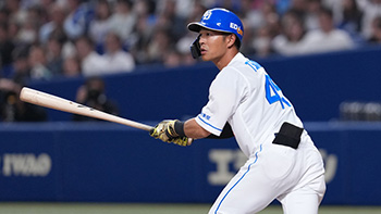 4回裏1死一塁、左翼線へタイムリー二塁打を放つ土田選手