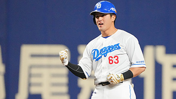 5回裏2死一、二塁、勝ち越しのタイムリー二塁打を放ちガッツポーズの板山選手