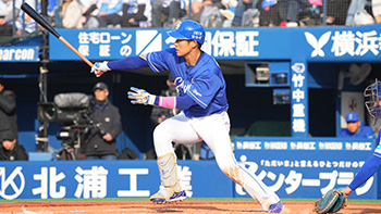 8回表1死一、二塁、右越えのタイムリー二塁打を放つ上林選手