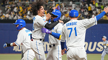 サヨナラ犠飛を放ちロドリゲス選手らから祝福されるカリステ選手