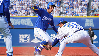 5回表2死、右中間を破る三塁打を放った岡林選手