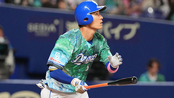 先制の3号2ランホームランを放つ上林選手