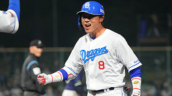 5回裏2死一、三塁、右前タイムリーを放ちガッツポーズの大島選手