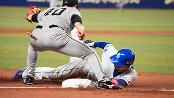 7回裏無死二塁、村松選手の送りバントで好走塁を見せた上林選手