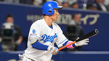 1回裏1死一塁、先制のタイムリー三塁打を放つ上林選手