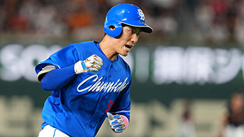 6回、同点ホームランを放ちガッツポーズの上林選手