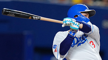 8回、センター前へ決勝の2点タイムリーヒットを放つ高橋周選手