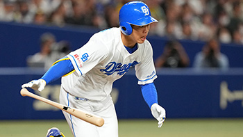 5回裏2死二、三塁、右前にタイムリーを放つ岡林選手