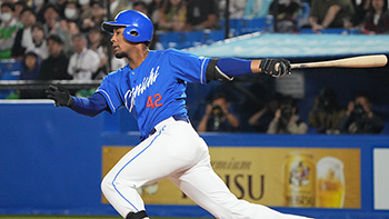 8回表1死二、三塁、同点となる左前タイムリーを放つブライト選手