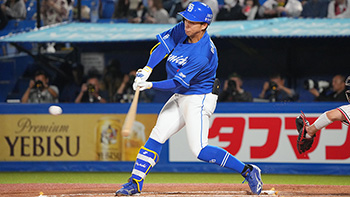 6回表1死一、三塁、先制のタイムリー二塁打を放つ岡林選手