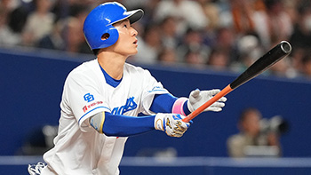 1回裏無死、先頭打者ホームランを放つ上林選手