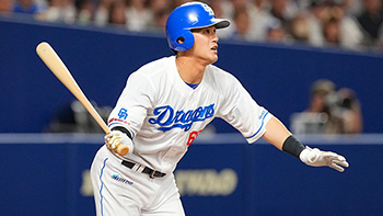 8回裏2死一、二塁、右翼線へ勝ち越しのタイムリー三塁打を放つ板山選手