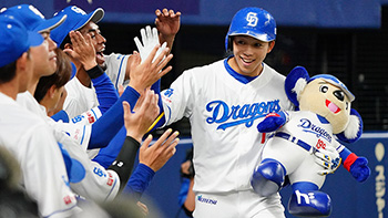 今季1号の同点ホームランを放った岡林選手