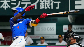 9回、ライトへソロホームランを放ったカリステ選手
