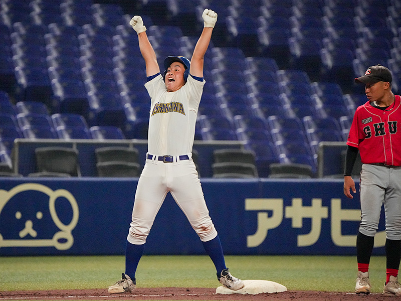 勝ち越しタイムリーを放ちガッツポーズの米田選手