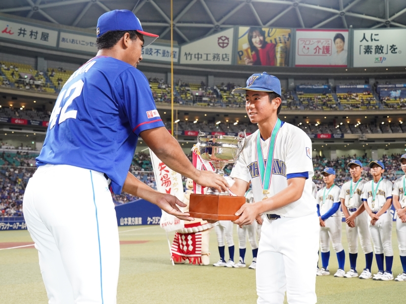 ブライト選手からトロフィーを受け取る石川ボーイズの戸出陽大選手