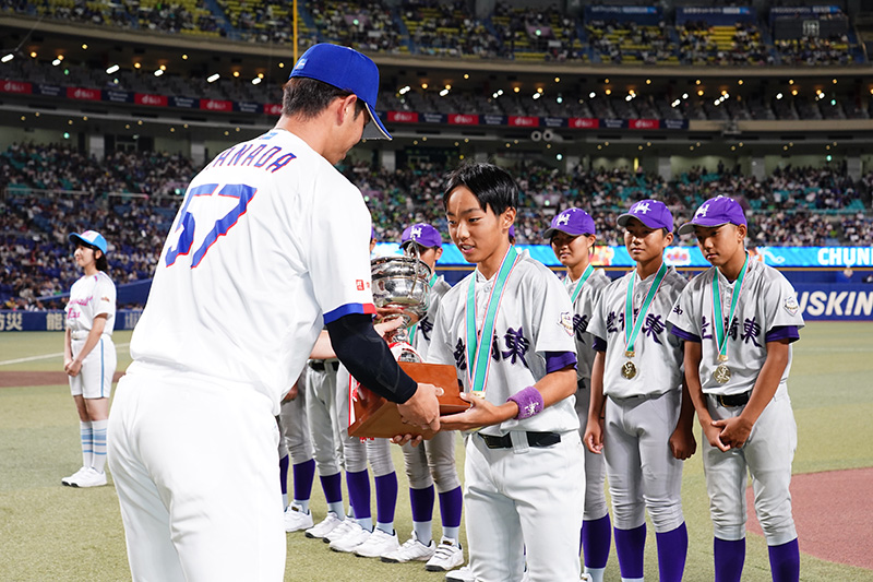 花田選手からトロフィーを受け取る豊橋東リトルシニアの加藤選手