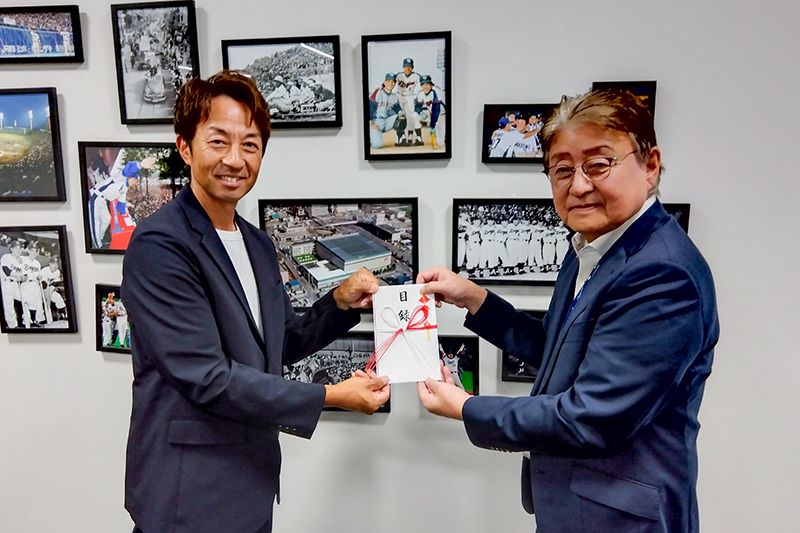 中部女子硬式野球連盟へ協力金として目録が加藤宏幸代表取締役社長から贈呈されました