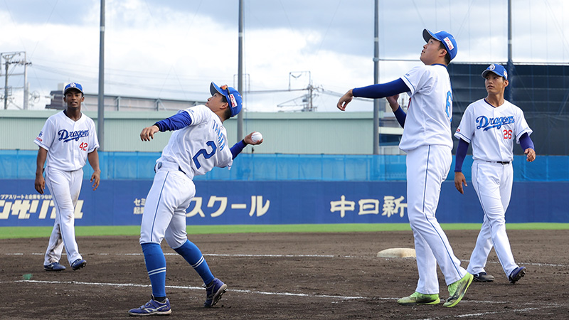 選手サインボール投げ入れ