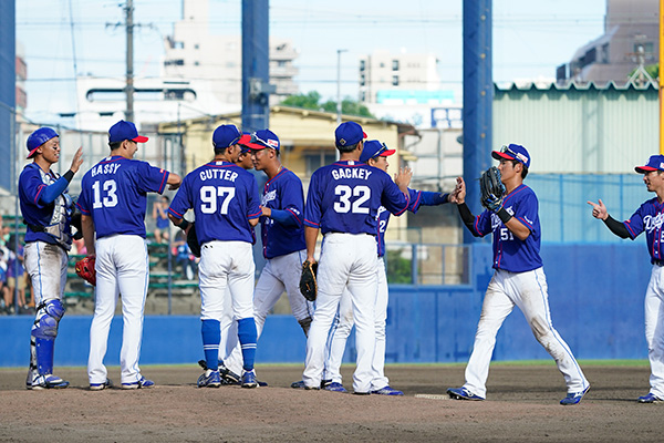 勝利しハイタッチする選手たち