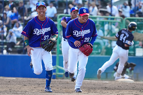 無失点に抑えベンチに戻る森投手と樋口選手