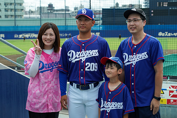 FCユニ着用の選手と写真撮影会の様子