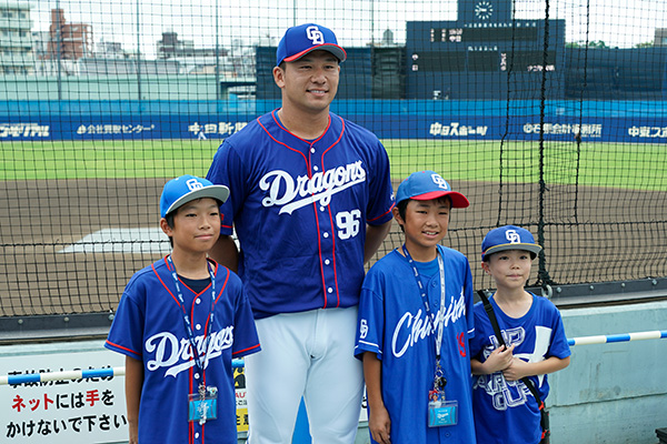 FCユニ着用の選手と写真撮影会の様子