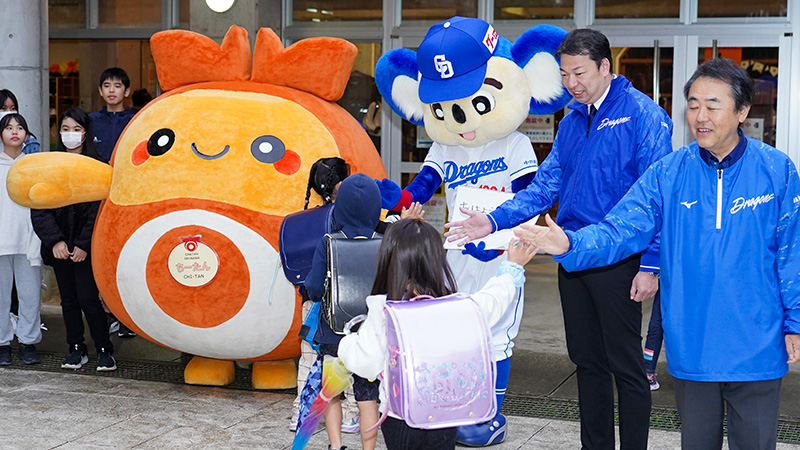 ドアラが小学校であいさつ運動