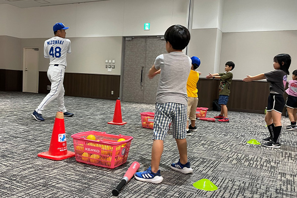 子供たちにスイングのやり方を伝える溝脇隼人コーチ